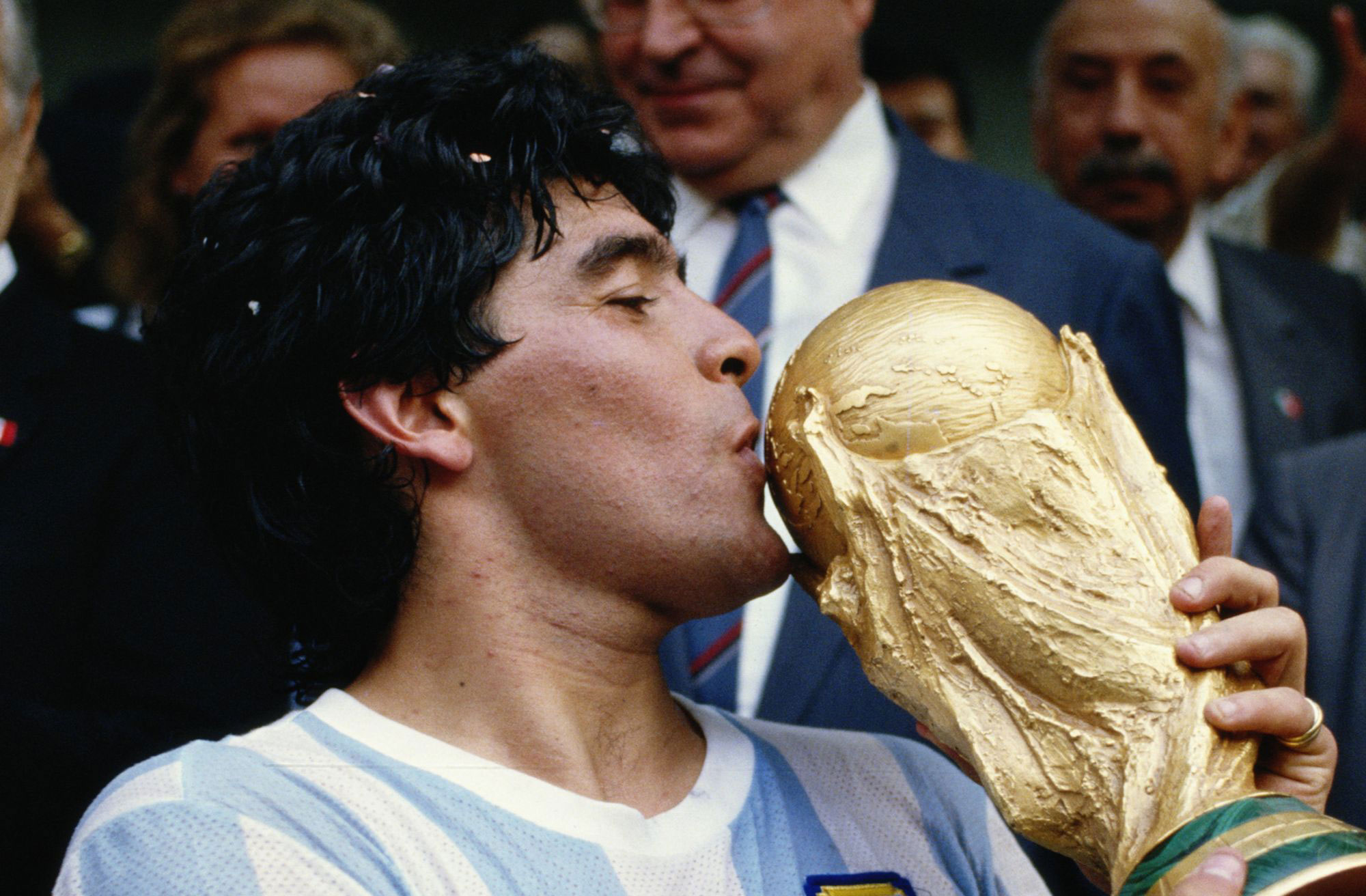 Maradona con la Copa del Mundo 86